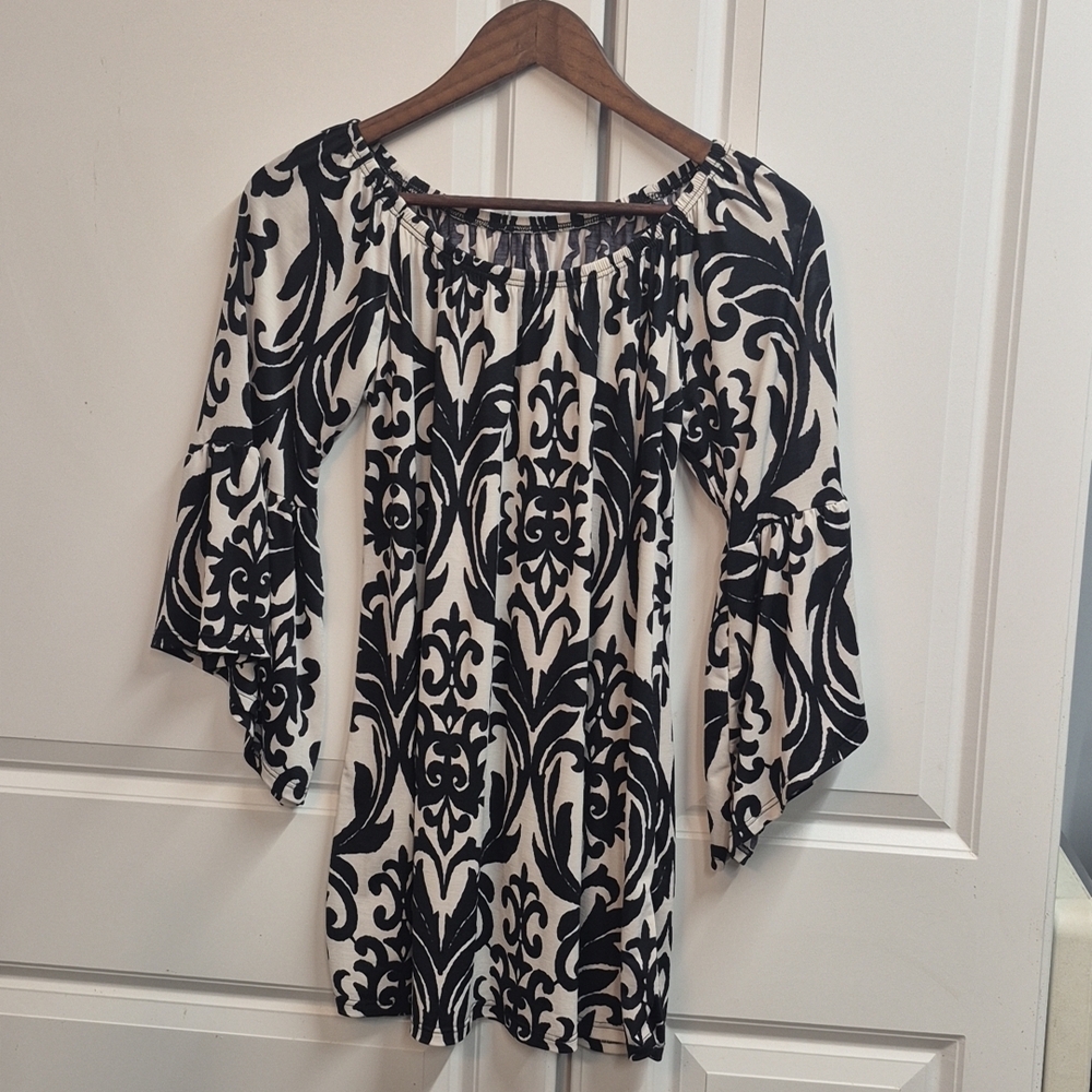 Unbranded Black & White Bell Sleeve Blouse Size Small, Classic, Boho Chic